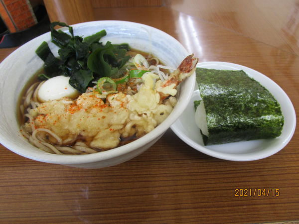 「エビ天玉蕎麦＋鮭にぎり 630円」@たまもの写真