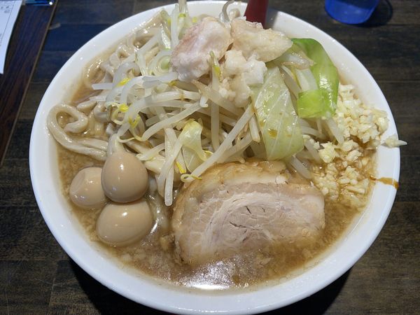 「らーめん大・ニンニク普通・野菜少・脂多・うずら」@麺と飯 トンじろの写真