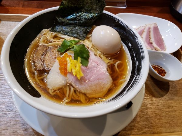 「煮干し醤油そば880円 合鴨の低温調理(4枚)250円 半熟味玉」@麺処しろくろの写真