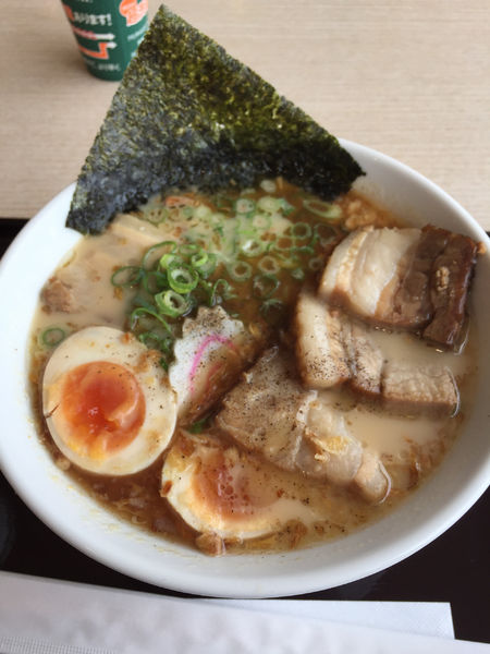 「富士山燻製醤油らぁめん」@らーめんたいざん 海老名SA店の写真