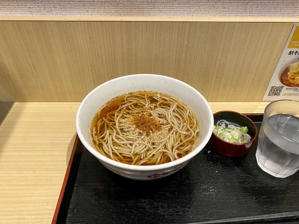 「かけそば320円」@いろり庵きらく アトレヴィ三鷹店の写真