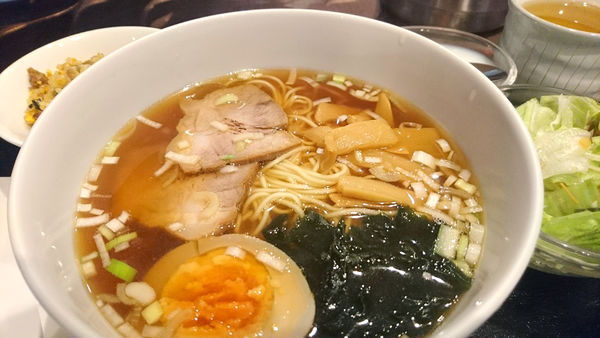 「【昼】醤油拉麺+高菜半チャーハンセット」@中国料理 水仙閣の写真