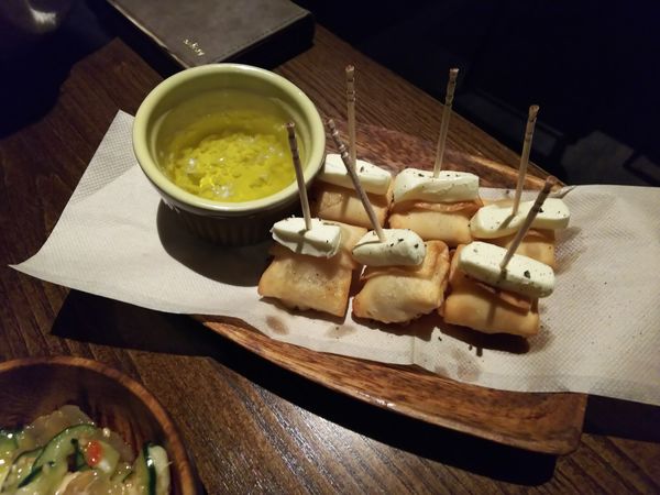 「トマトとクリームチーズのザクジュワ揚げ餃子 450円」@BAR THE GYOの写真