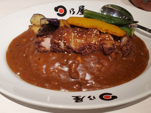 「豚バラスパイシー揚げ・三種の野菜」@日乃屋カレー 横浜石川町店の写真