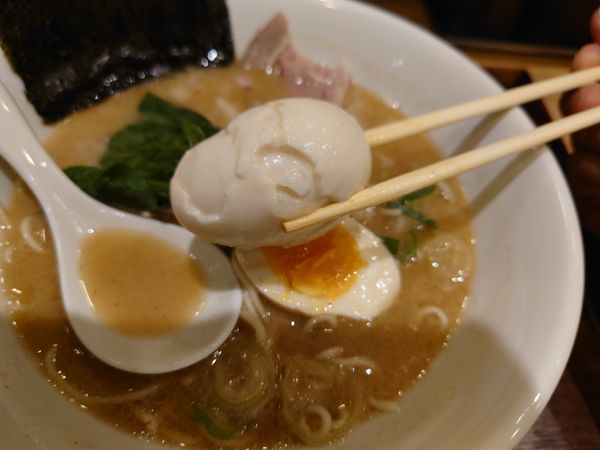 「味玉焼あご煮干し塩ラーメン900円」@濃厚焼きあご煮干し つけ麺さか田の写真