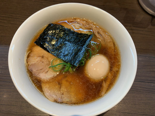 「醤油ワンタン麺1160円、名古屋コーチン味付玉子200円」@支那そばや 本店の写真