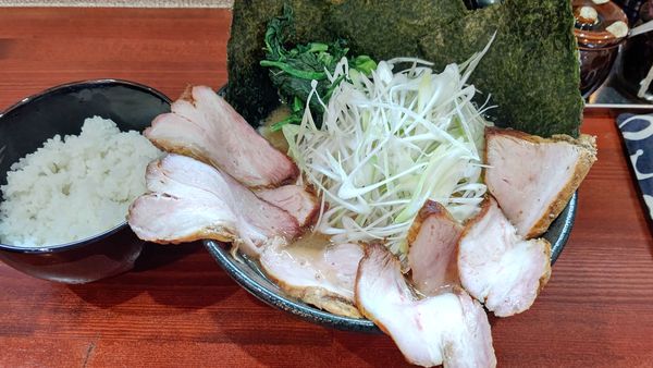 「半チャー白ねぎメン+スモチャ+半ライス」@横浜家系らーめん 天王家 寒川総本店の写真