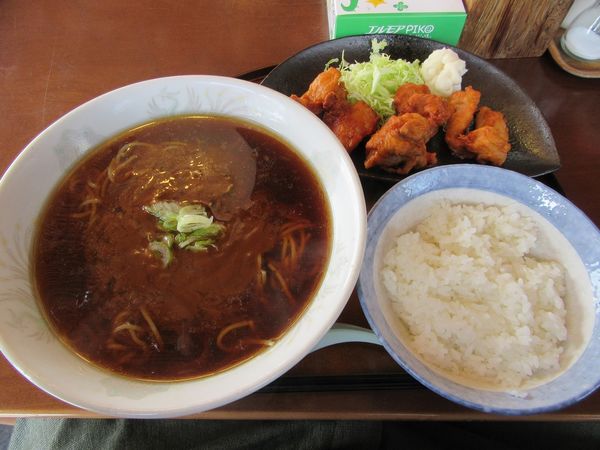「カレーラーメン・半ライス（７５０円）＋からあげ４８０円」@食事処 滝の写真