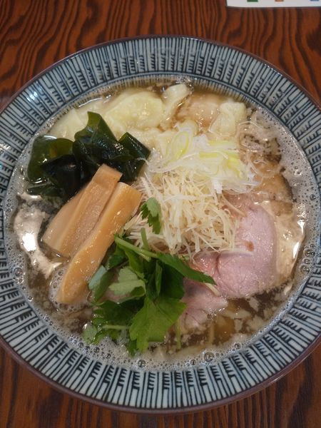 「【土曜限定】㐂九家のワンタン中華そば(黒)950円」@拉麺 イチバノナカの写真