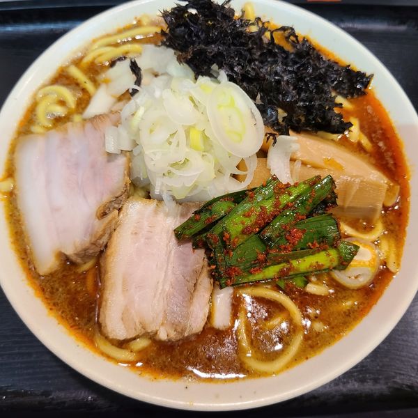 「濃厚煮干し辛味噌ラーメン大　辛ニラ」@味噌麺処 花道庵の写真