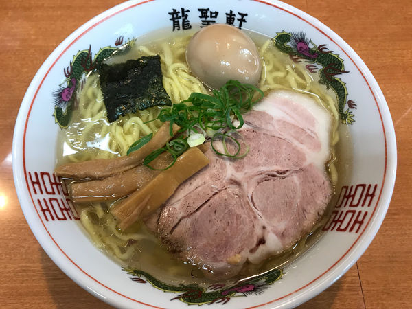 「塩味玉ﾗｰﾒﾝ大950円固め」@龍聖軒の写真