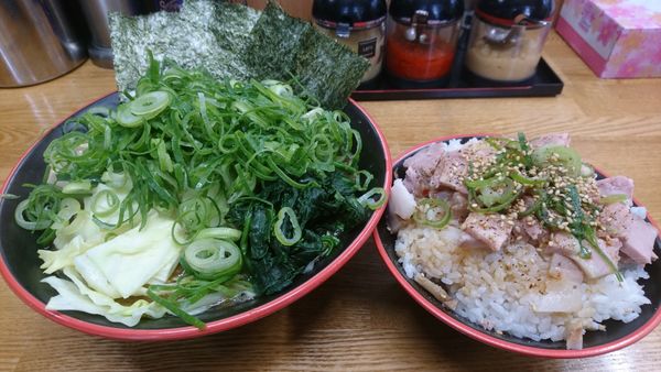 「全部のせラーメン￥1000まかない飯日替わりサービス￥50」@麺家 紫極の写真