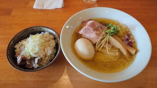 「味玉しおらーめん 800円 + チャーシューごはん 130円」@らーめん コッコの写真