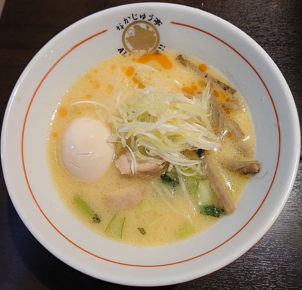 「味玉鶏白湯塩ラーメン(880円)」@らーめんや なかじゅう亭 高崎オーパ店の写真