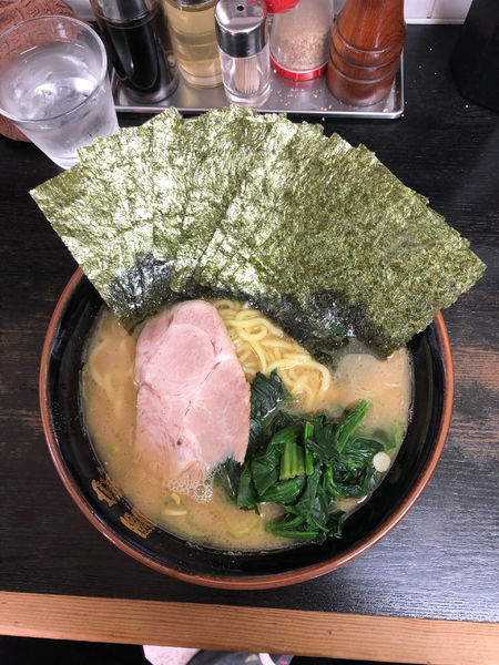 「中盛りラーメン＋のり　900円」@雷家の写真