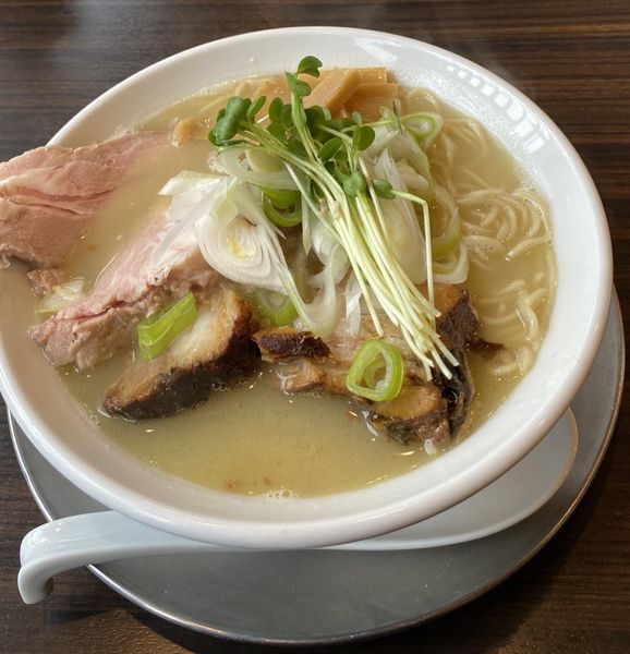 「チャーシュー濃厚鶏しおら〜めん」@ら〜めん剣豪の写真
