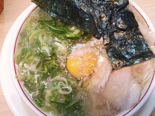 「ネギ淡口豚骨ラーメン＋生卵」@空ノ色 王子店の写真