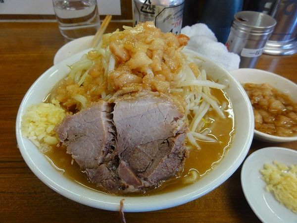 「ラーメン少な目800円ニンニクどでんアブラどでん🍺」@ラーメンの店 どでん 北浦和店の写真