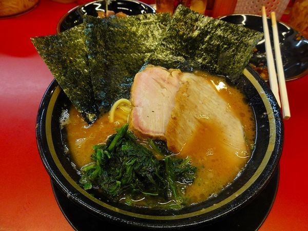 「ラーメン700円硬薄豚トロ50円半チャーまぶし100円🍺」@柏 王道家の写真