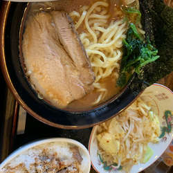 豚骨醤油らあめん　中　やさい大