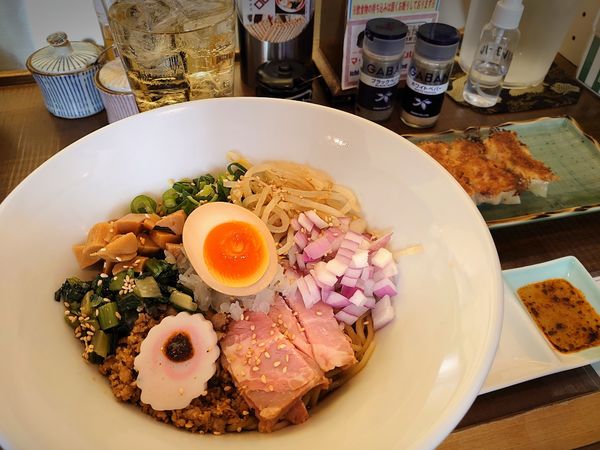 「まぜそば＋自家製餃子3個＋スコッチハイボール」@いさりびの写真