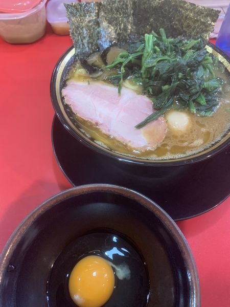 「ラーメン 700円　ほうれん草70円　生卵30円」@家系ラーメン とらきち家の写真