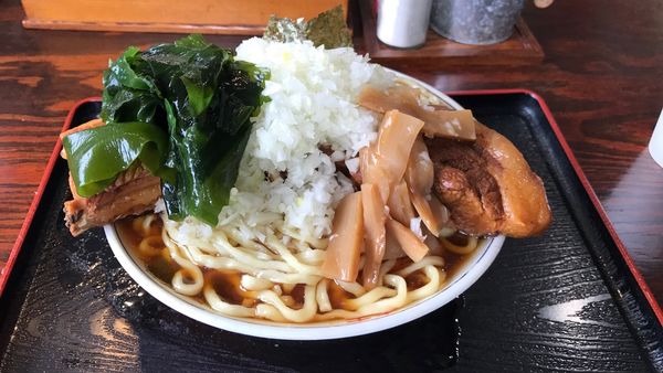 「原始人かぶりつき骨付きチャーシュー麺」@福のじの写真