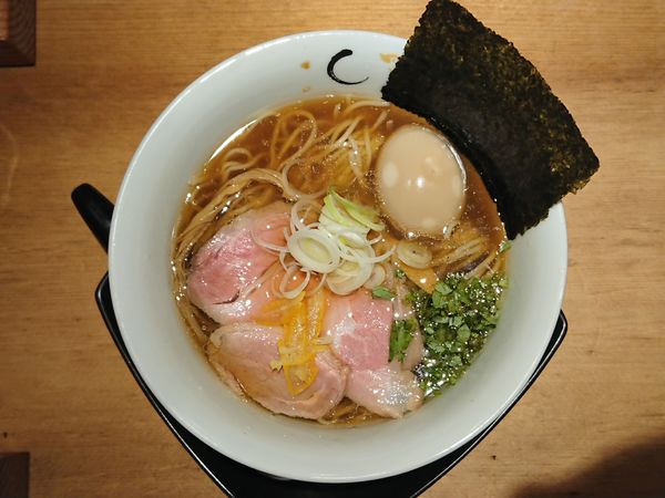 「【夜限定】鴨と蛤の醤油＋味玉」@SOBAHOUSE 金色不如帰 新宿御苑本店の写真