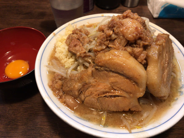 「らーめん(全部)+生卵 850円」@らーめん梵's 埼大前本店の写真