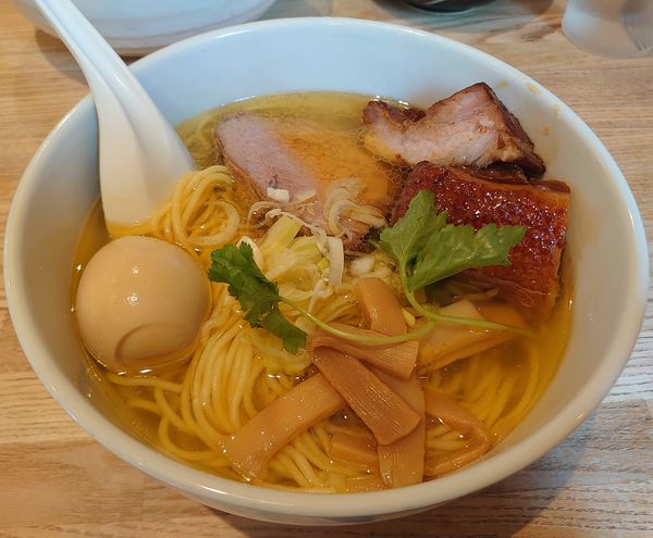 「塩ラーメン+厚切りチャーシュー+味玉(1200円)」@麺屋 繁の写真