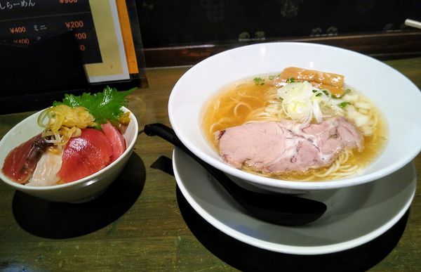 「煮干しらーめん 塩 700円 海鮮丼 ミニ 200円」@麺屋 食べいろの写真