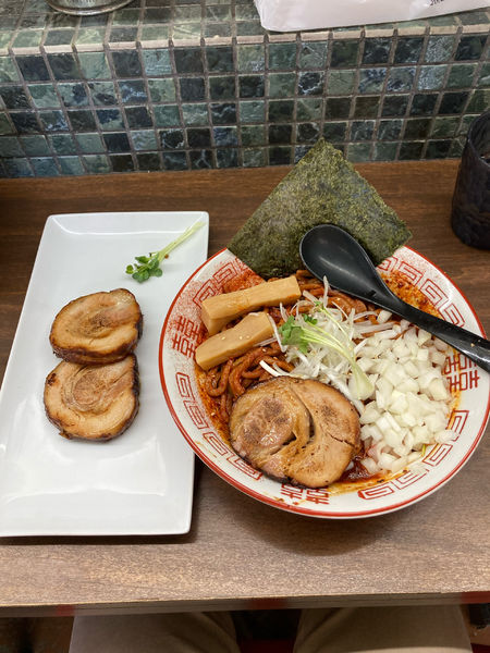 「辛あつそば＋豚バラロールチャーシュー2枚」@麺屋みつば＋クローバーの写真