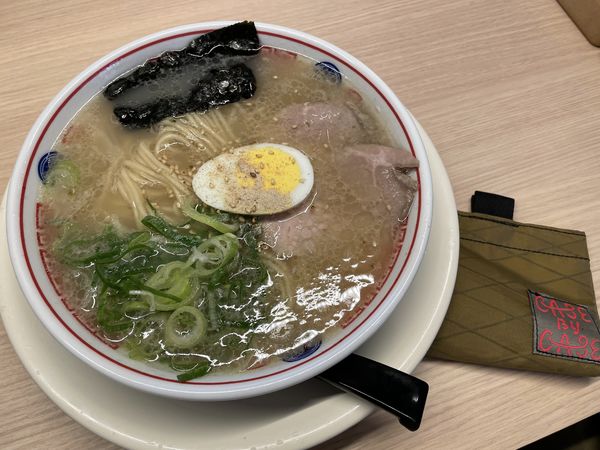 「淡口豚骨ラーメン＋煮干し和え玉」@空ノ色 王子店の写真