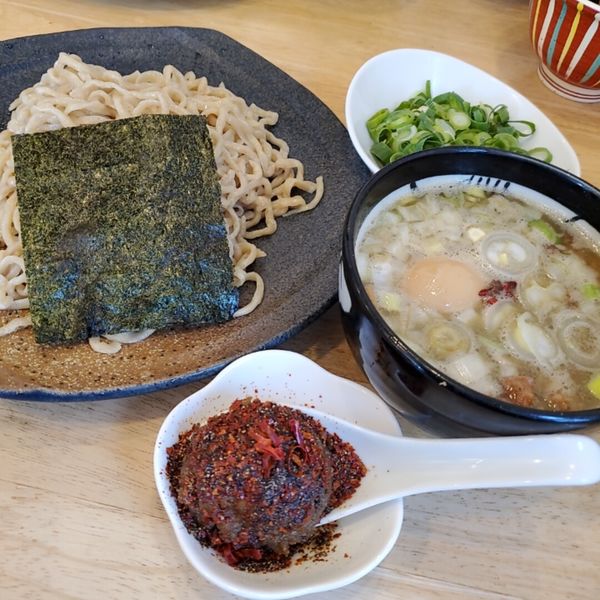 「特製つけそば＋カレー玉＋佐藤さんのたっぷり九条ネギ＋ごはん」@中華そば専門 とんちぼの写真