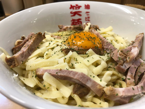 「カルボナーラ油そば（大盛）」@油そば専門店 笑麺亭の写真