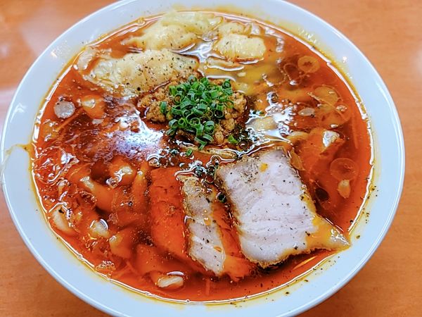 「海老ワンタン(900円)+麺大盛(50円)+辛口(100円)」@日陰の写真