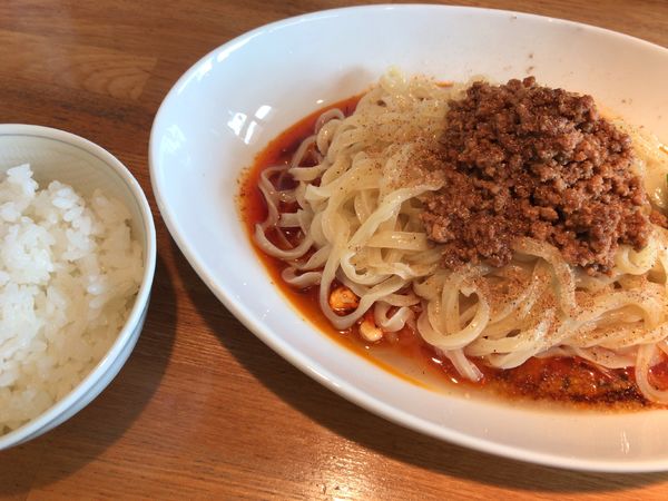 「汁なし担担麺　半ライス」@らーめん専門 うしおととりの写真