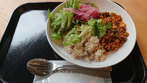 「（店舗限定・１１時～）大麦×発酵 キーマカレー　１０３４円」@DEAN & DELUCA カフェ慈恵大学病院の写真