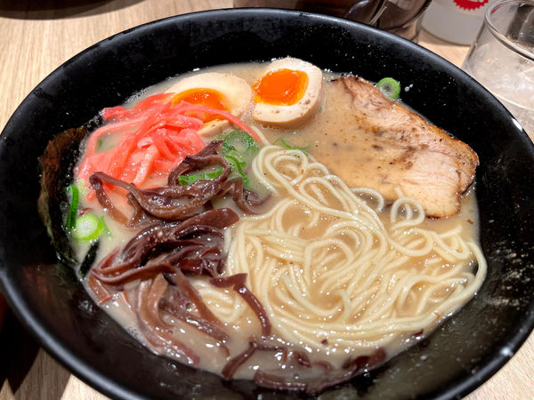 「豚骨ラーメン味玉  850円」@とんこつらーめん俺式 純 東京ラーメンストリート店の写真