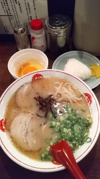 「ラーメン700円、オニギリ50円、タレ付生卵（サービス）」@ラーメン 唐そば 渋谷2丁目店の写真