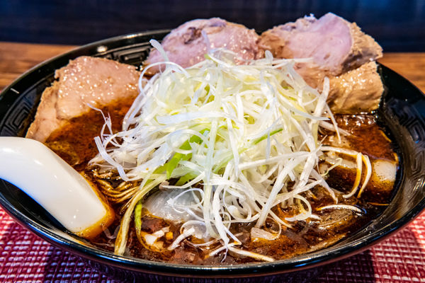 「黒勝浦タンタンメン チャーシュートッピング」@麺屋MASTER PIECE 勝浦本店の写真