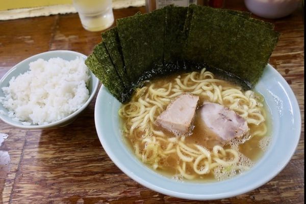 「中盛りラーメン、ライス」@まこと家の写真