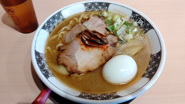 「すごい煮干しらーめん(醤油)+味玉 970円」@すごい煮干ラーメン野毛 すし 釣りきんの写真