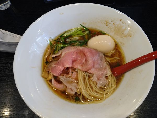 「厳選地鶏生揚げ醤油そば＋味玉（950円）」@雨ニモマケズの写真