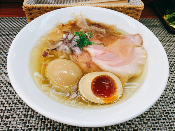 「鶏と手火山花カツオ 白醤油」@麺や 睡蓮の写真