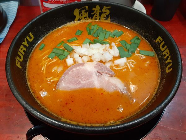 「辛ラーメン、替玉２玉」@とんこつラーメン 博多風龍 渋谷店の写真