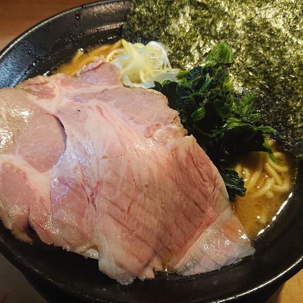 「豚骨醤油大盛900円(硬め)」@横浜家系ラーメン 喬の写真
