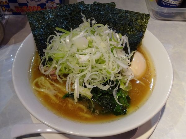 「ねぎラーメン（810円）味濃いめ油多め＋味玉（100円）」@横浜家系ラーメン つばさ家 立川店の写真