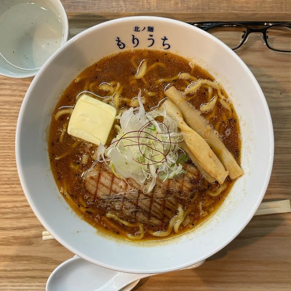「札幌スパイシーラーメン さらうま 中辛＋バター」@北ノ麺 もりうちの写真