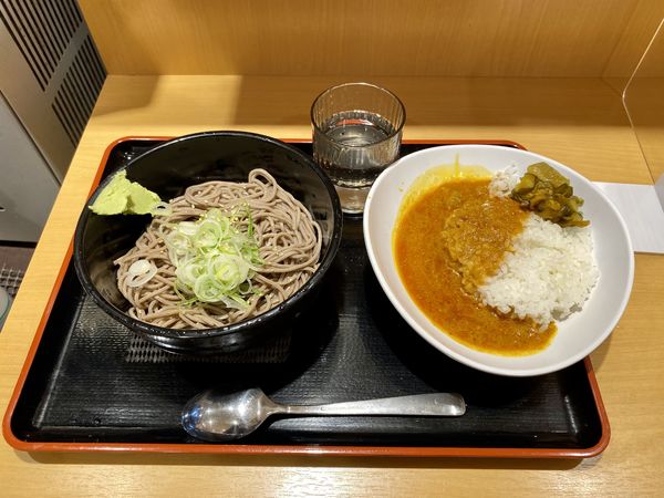 「冷やしかけそば270円 ミニカレーライス290円」@よもだそば 新宿西口店の写真